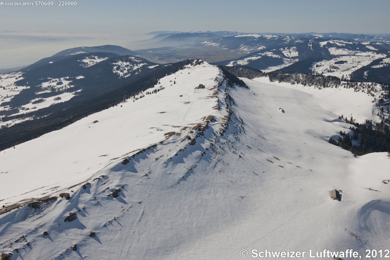Chasseral Ende Februar 2012, Blick gegen Süden. Gut ausgebildete Kalkrippen. Gebäude im Mittelgrund: Hôtel Chasseral (Position 2'570'185.60, 1'219'635.67).